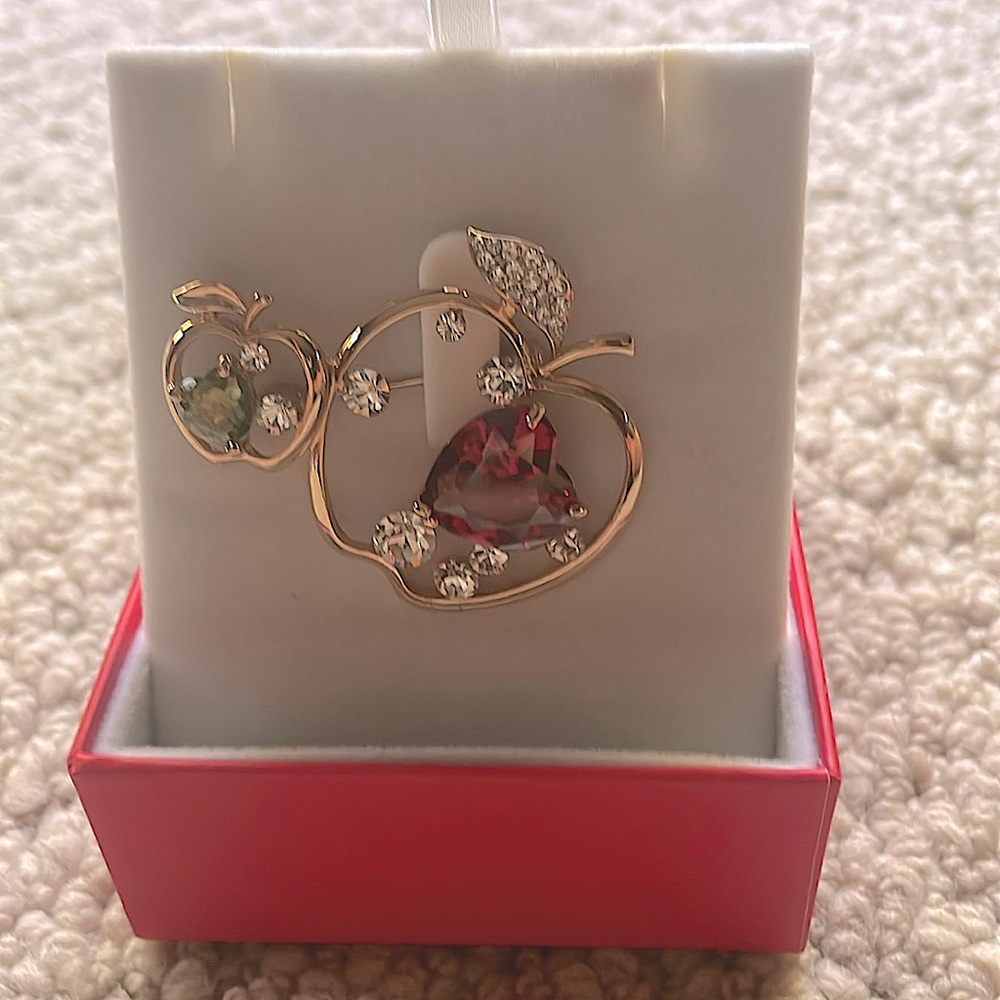 Beautiful Brooche - Picture 3 of 3